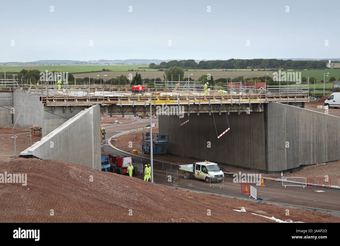 Bau eines neuen Abschnitts der Schnellstraße auf Englands A46 Bundesstraße. Zeigt neue Überführung und Kreisverkehr kurz vor der Fertigstellung Stockfoto