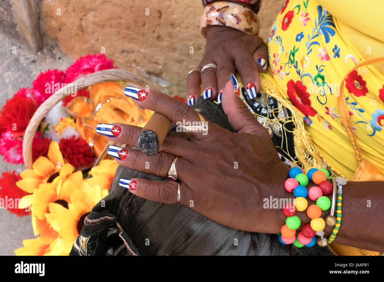 Latina Frau Rauchen Zigarre in Havanna, Kuba. Hispanische schwarze Dame und Tabak Rauch, karibischer Folklore. Nahaufnahme der Hand, die Zigarre mit kubanischen Fahnen Stockfoto