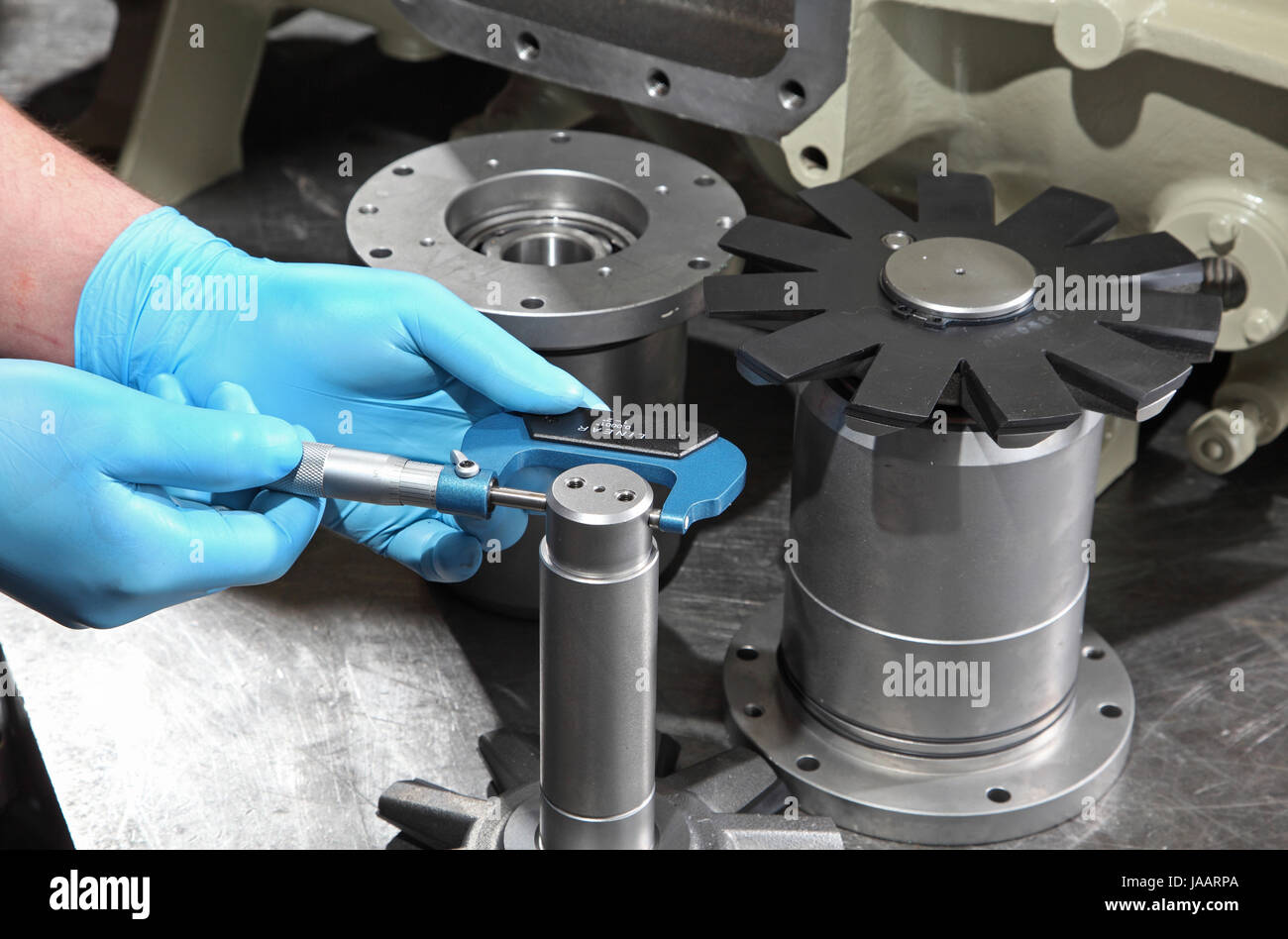 Ingenieur nutzt ein Mikrometer Durchmesser von Komponenten während der Montage eines industriellen Kompressors messen Stockfoto