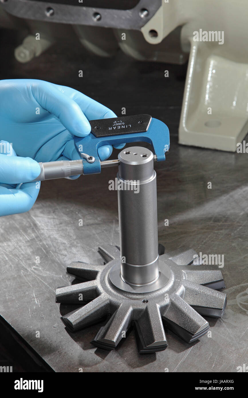 Ingenieur nutzt ein Mikrometer Durchmesser von Komponenten während der Montage eines industriellen Kompressors messen Stockfoto