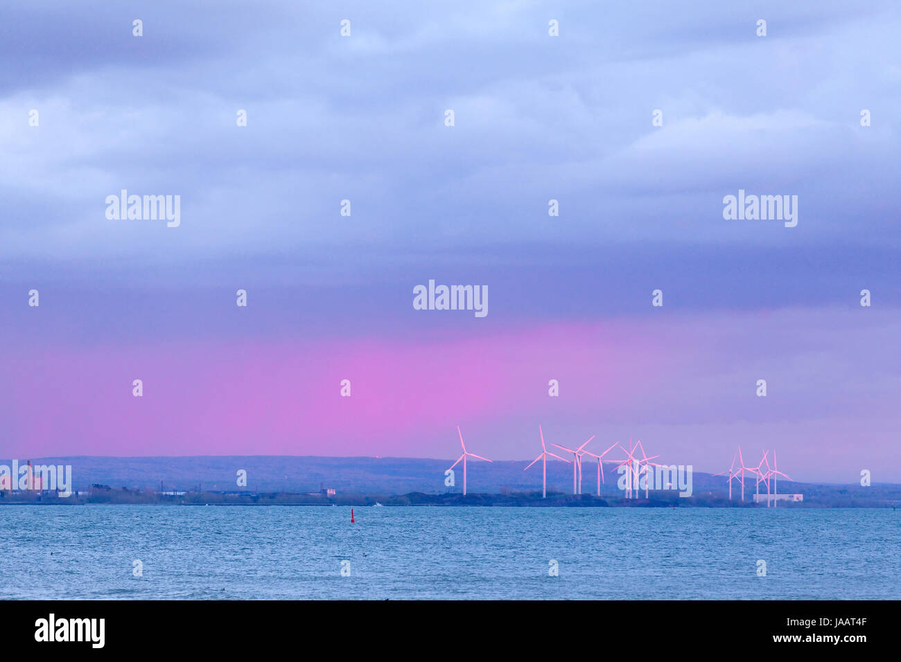 Windkraftanlagen bilden einen Windpark an der Küste des Lake Erie während einem farbenfrohen Sonnenuntergang. Buffalo, New York, USA. Stockfoto
