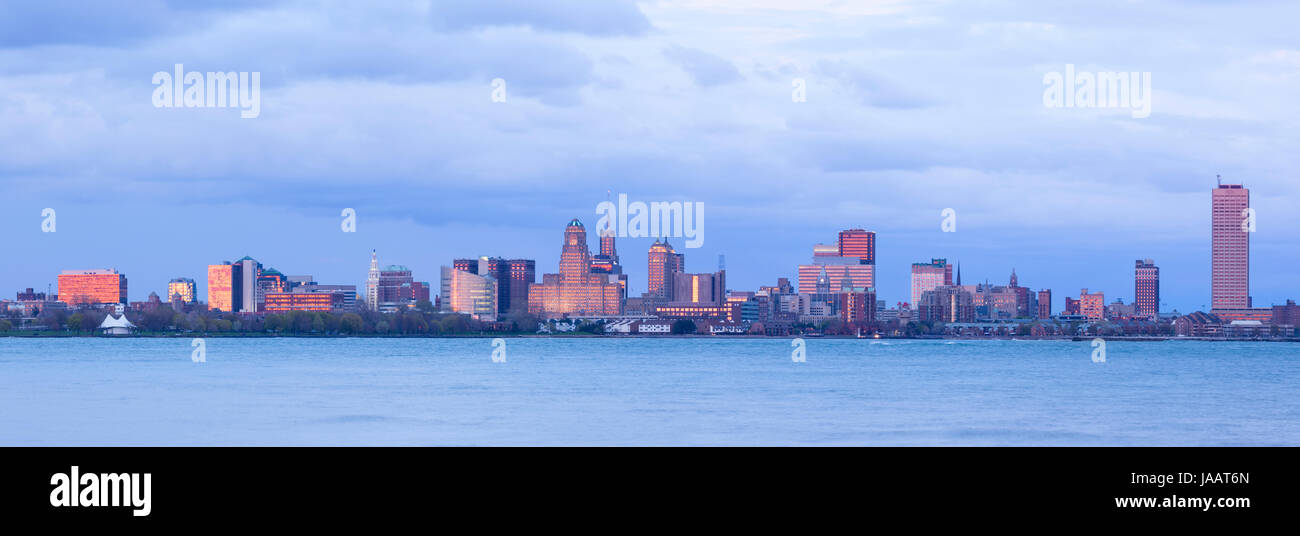 Ein Panorama-Foto von der Buffalo Skyline und den Eriesee bei Sonnenuntergang. Buffalo, New York, USA. Stockfoto