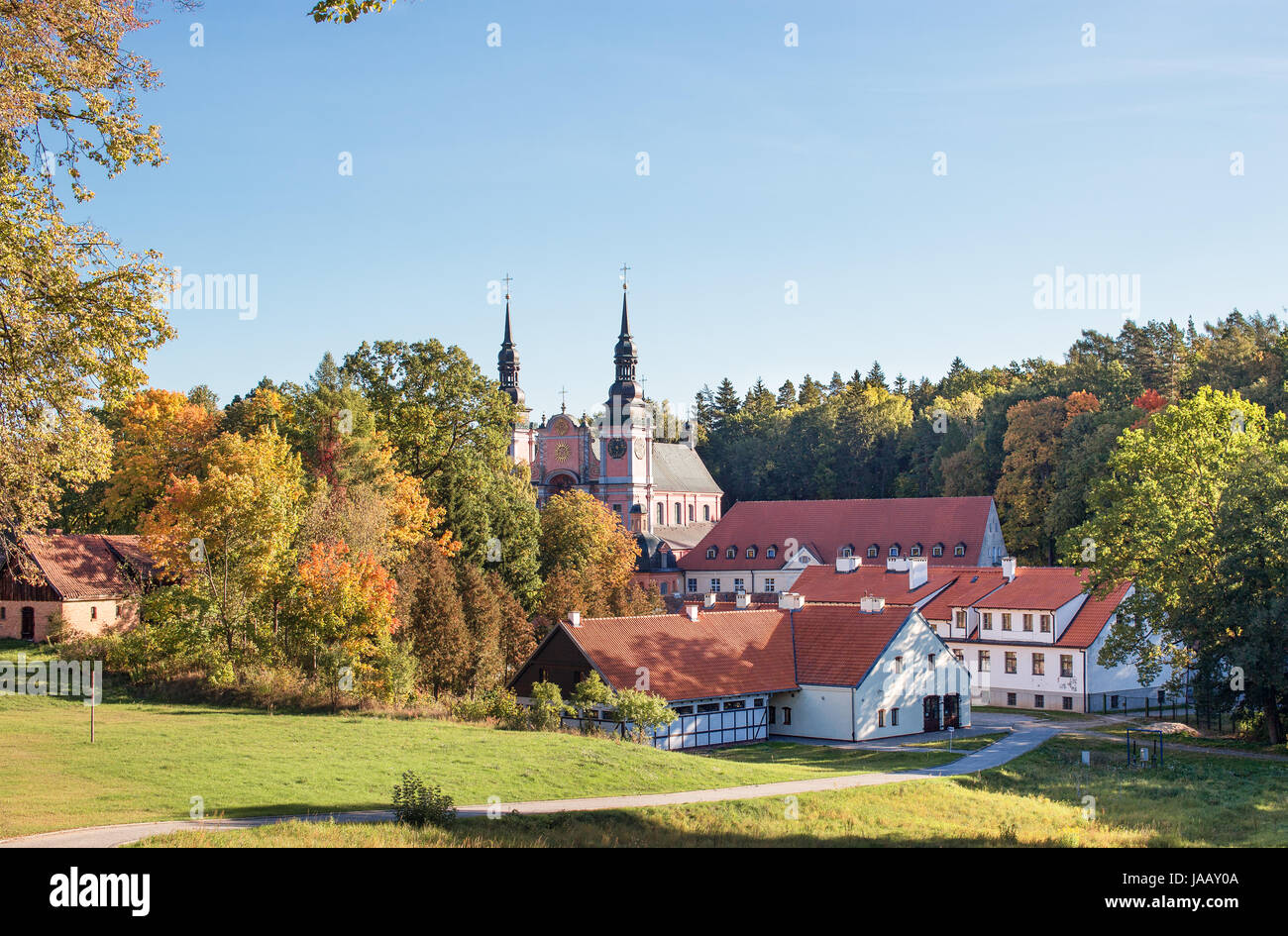 Katholische Barockkirche in Swieta Lipka (Heiligelinde), Masuren, Polen. Farben des Herbstes. Stockfoto