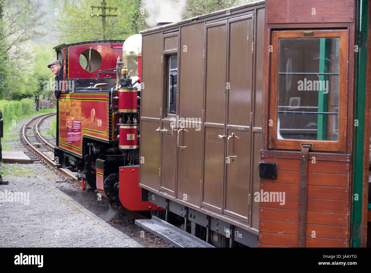 Schmalspur-Dampflokomotive auf der Welsh Highland Heritage Railway, Porthmadog Stockfoto