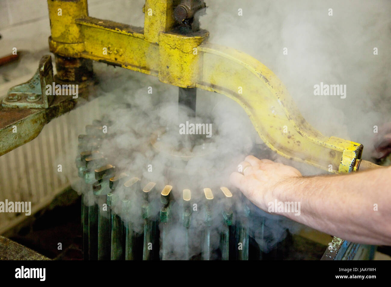 Industrie, Handwerk, Modewaren, Christys traditionellen Filzhut Entscheidungsprozess in der Oxford-Fabrik. Stockfoto
