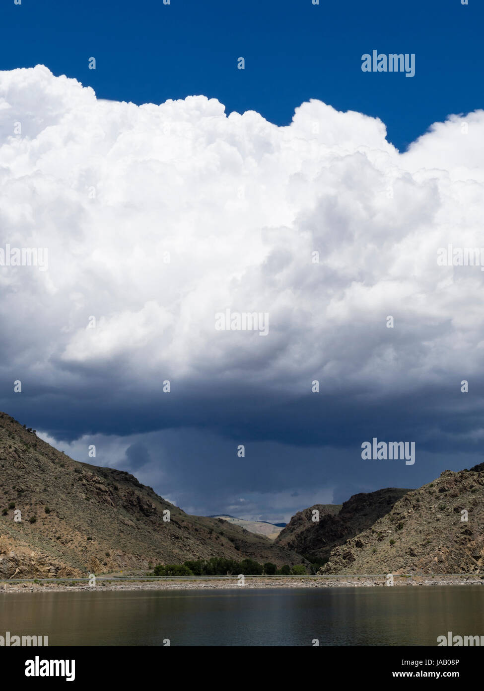 Cumulus Nimbus Gewitterwolke am Gunnison River (Colorado, USA). Stockfoto