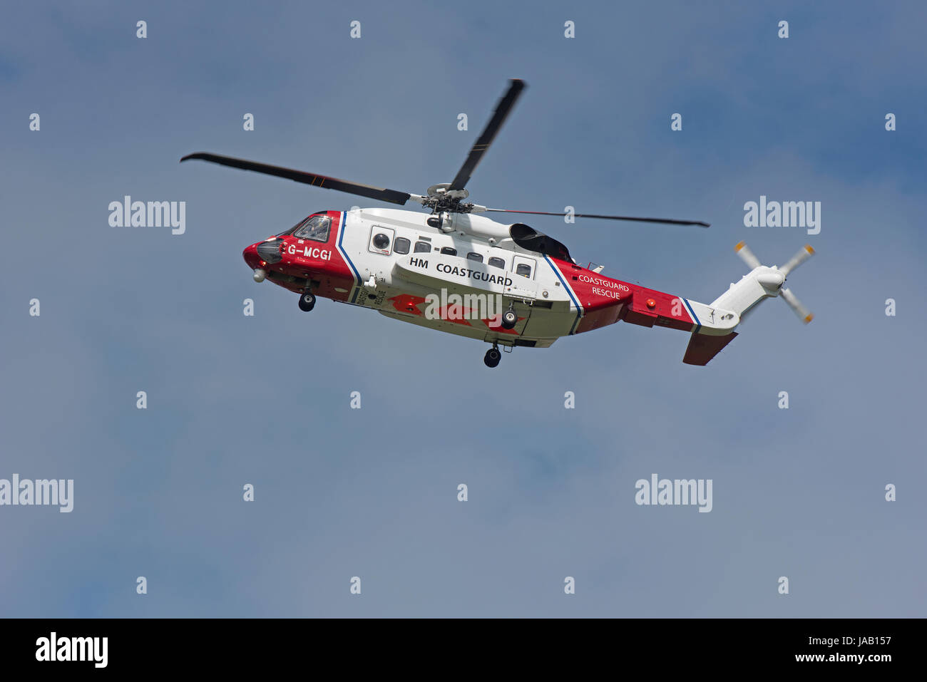Küstenwache Hubschrauber ausgehend von Heimatbasis am Flughafen Inverness auf einen Notruf aus. Stockfoto