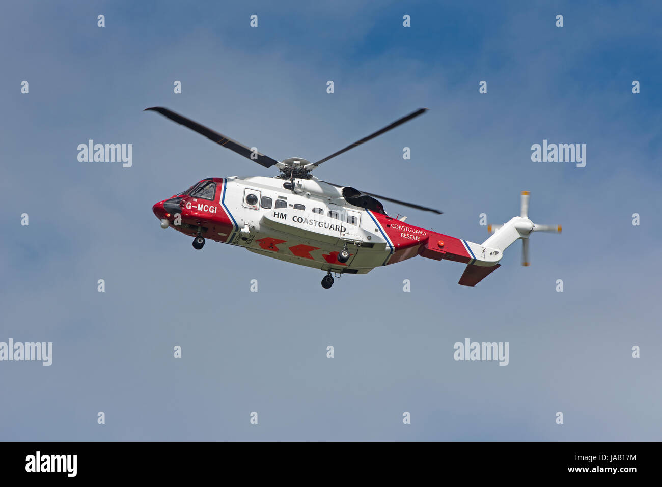 Küstenwache Hubschrauber ausgehend von Heimatbasis am Flughafen Inverness auf einen Notruf aus. Stockfoto