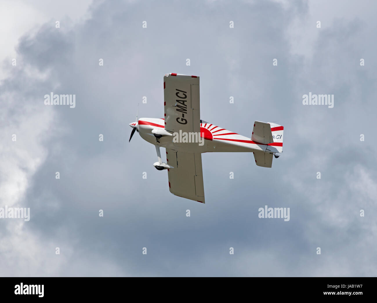 Vans RV-7 Kit zu bauen Flugzeuge seiner Heimatbasis am Flughafen Inverness Schottland abfliegen. Stockfoto