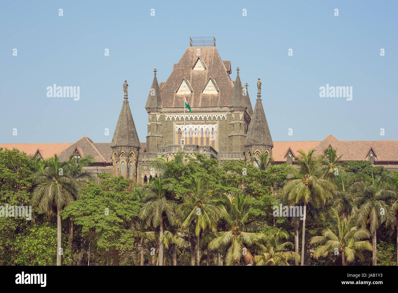 Zentraler Bestandteil des High Court Mumbai hinter tropische flora Stockfoto