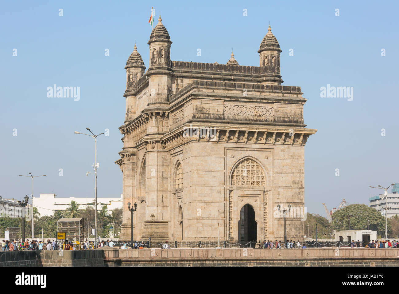 Editorial: MUMBAI, MAHARASHTRA, Indien, 12. April 2017 - The Gateway of India von der Seite gesehen Stockfoto