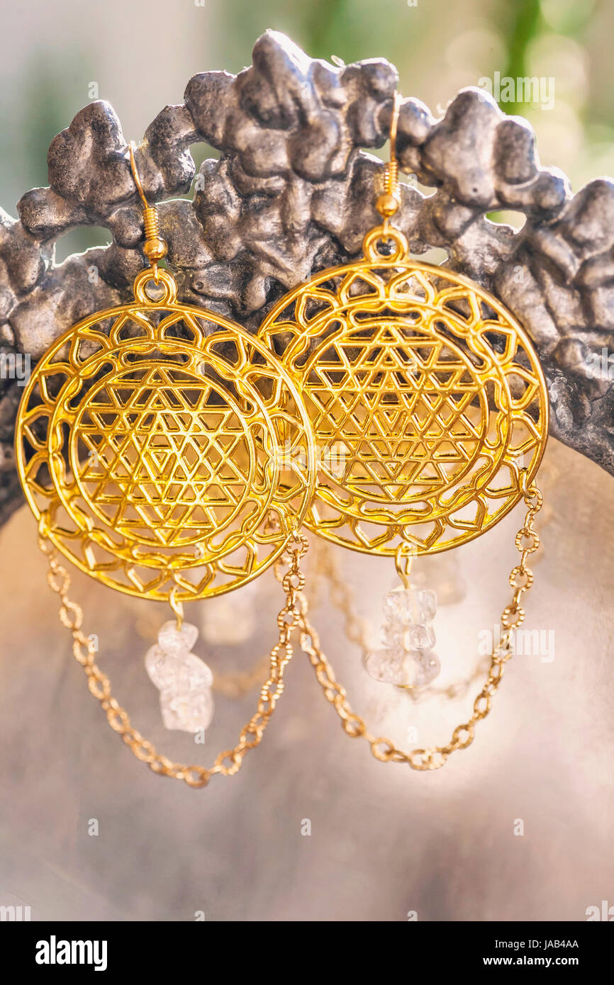 Esoterische Ohrringe mit der Heiligen Geometrie Stockfoto