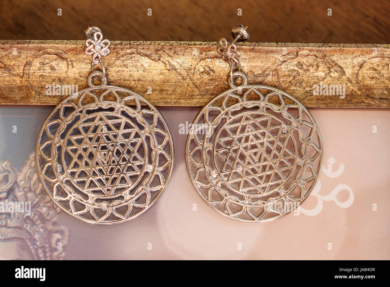 Esoterische Ohrringe mit der Heiligen Geometrie Stockfoto