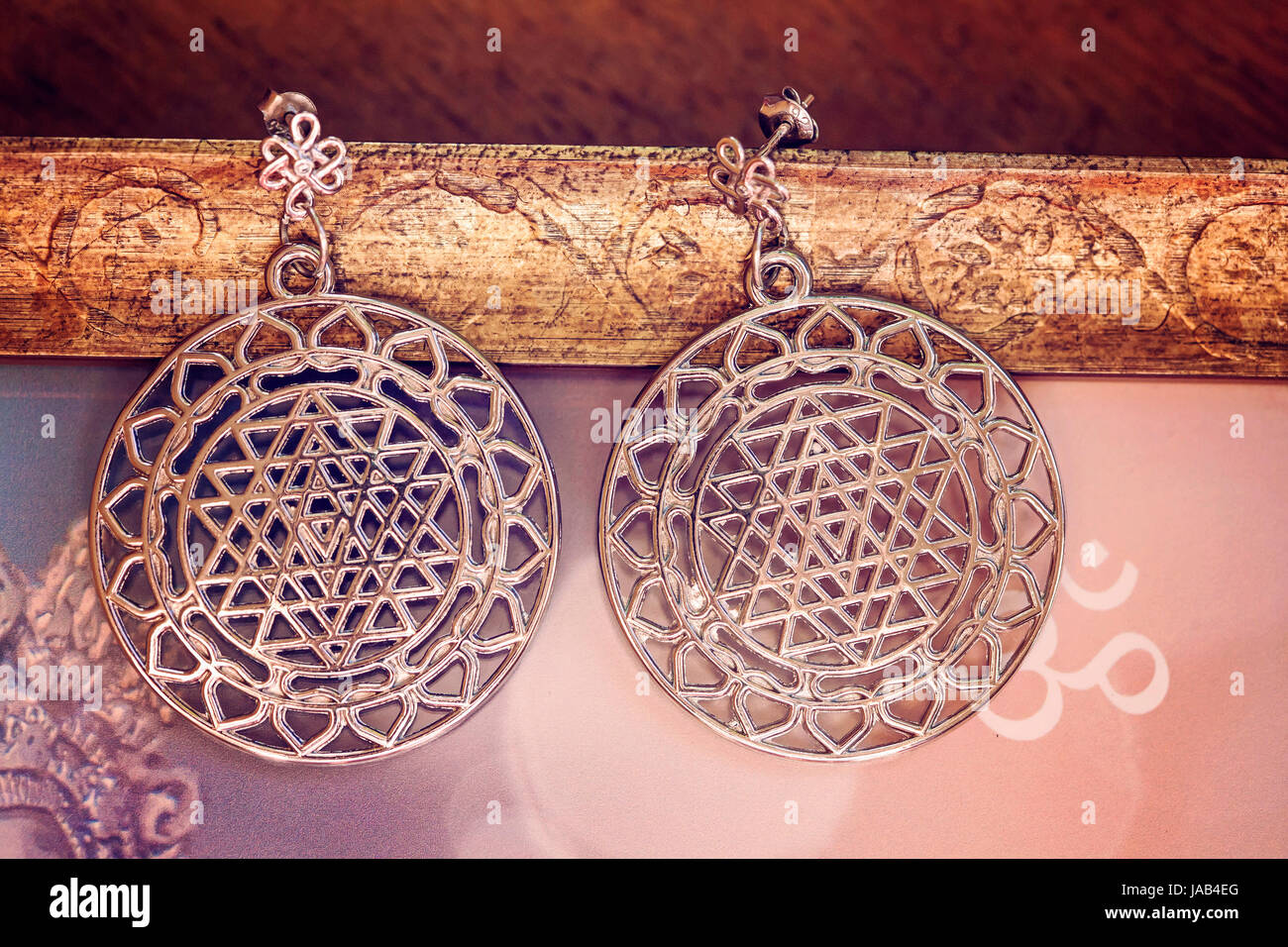 Esoterische Ohrringe mit der Heiligen Geometrie Stockfoto