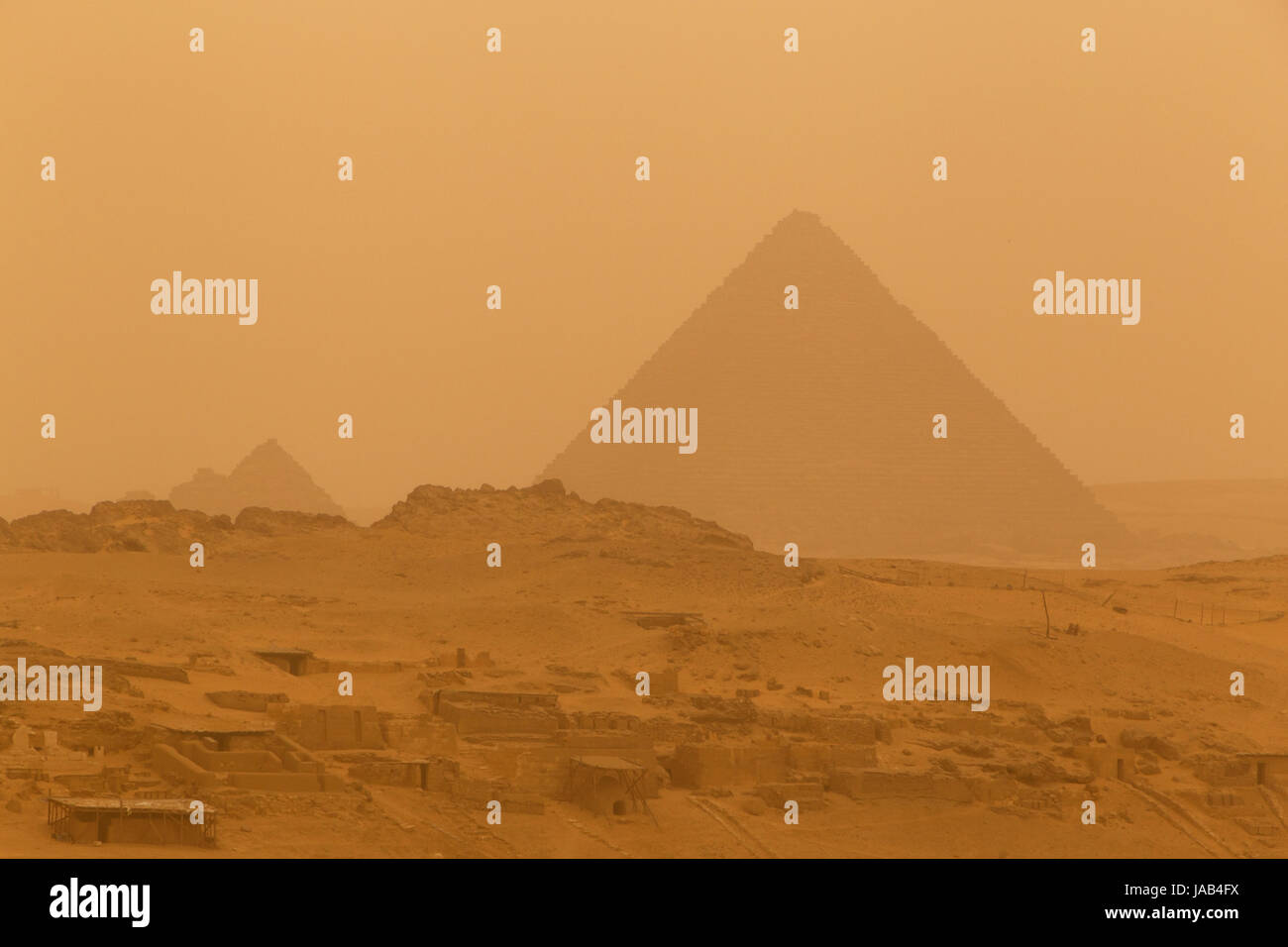 Blick auf die Mykerinos-Pyramide in Gizeh bei Sand storm Stockfoto