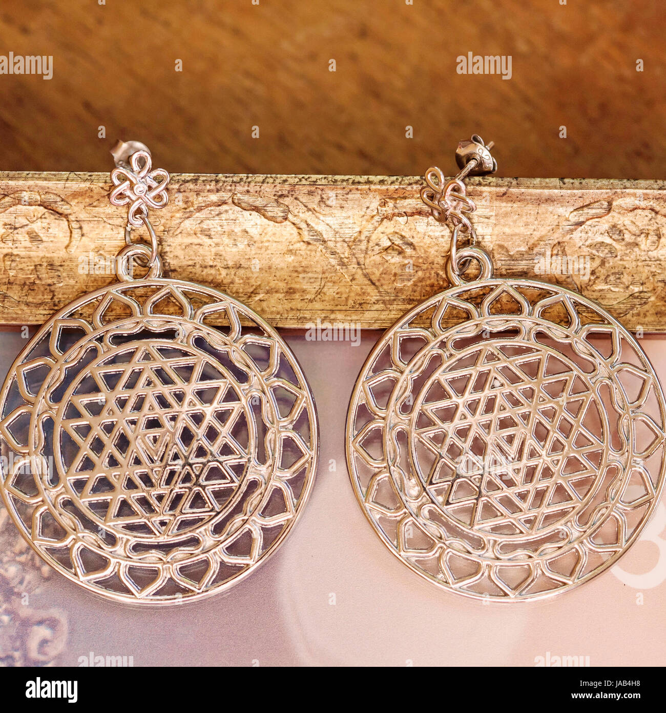 Esoterische Ohrringe mit der Heiligen Geometrie Stockfoto