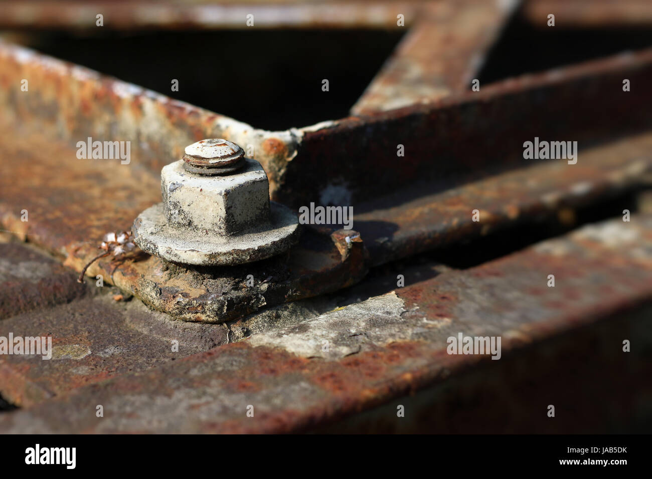 Detail der alten rostigen Schraubenverbindung auf der Eisenkonstruktion Stockfoto