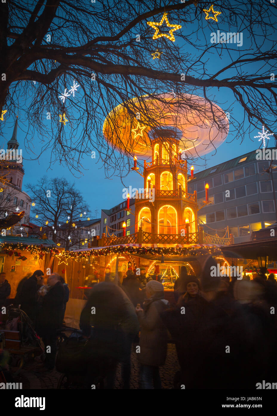 Lange Exposition Schuss von einer großen auffälligen Weihnachtspyramide (genannt eine Weihnachtspyramide in deutscher Sprache) auf dem Münchner Weihnachtsmarkt beleuchtet Stockfoto