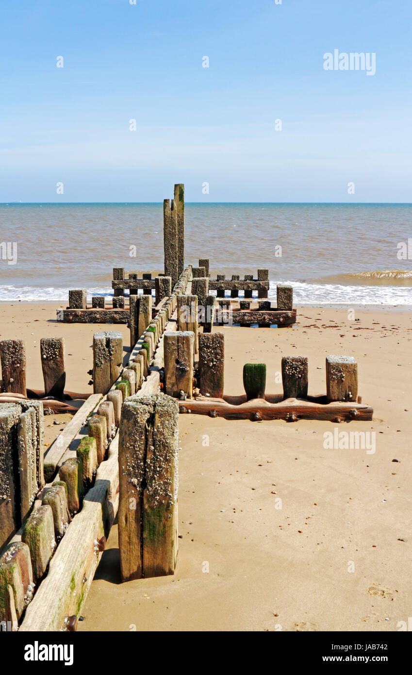 Alte Fachwerkhäuser Wellenbrecher auf einer North Norfolk Strand in mundesley-on-sea, Norfolk, England, Vereinigtes Königreich. Stockfoto