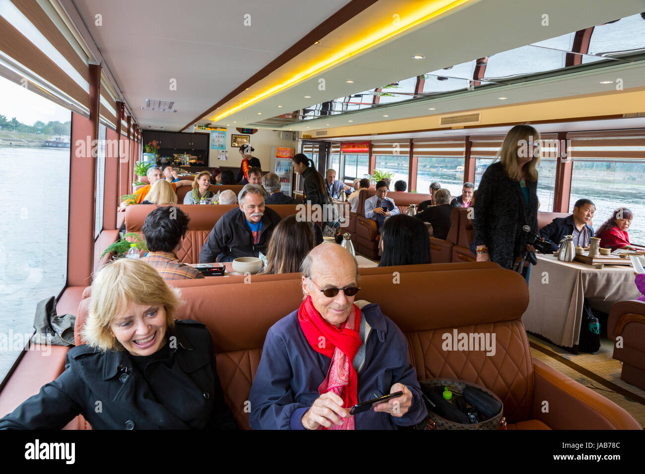 Li-Fluss-Kreuzfahrt, Region Guangxi, China.  Unterdeck auf einer Flusskreuzfahrt, amerikanische Touristen. Stockfoto