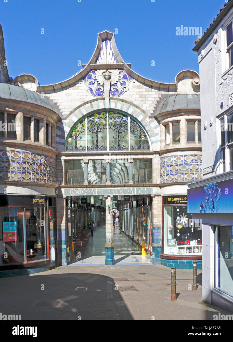Blick auf die Royal Arcade von der Arcade Street im Stadtzentrum von Norwich, Norfolk, England, Großbritannien. Stockfoto Blick auf die Royal Arcade von der Arcade Street im Stadtzentrum von Norwich, Norfolk, England, Großbritannien. Stockfoto
