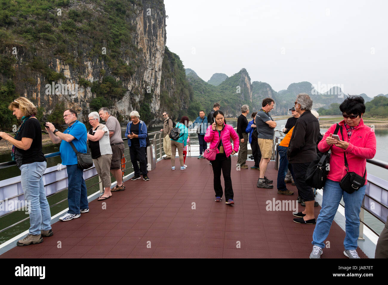 Li-Fluss-Kreuzfahrt, Region Guangxi, China.  Oberdeck Aussichtsplattform, amerikanische Touristen. Stockfoto