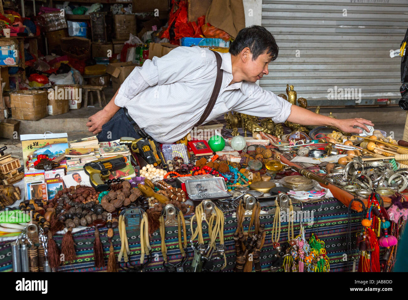 Yangshuo, China.  Anbieter von verschiedene Souvenirs, Geschenke, Armbänder und Reisebedarfsartikel. Stockfoto