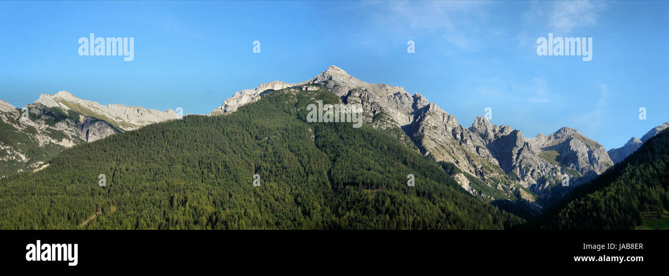 Bergpanorama Im Stubaital in Tirol, Oesterreich, Staelebank Felsen Und Bewaldete Berge, Blauer Himmel Bergpanorama im Stubaital in Tirol, Österreich, steile Felsen und bewaldete Berge, blauer Himmel Stockfoto