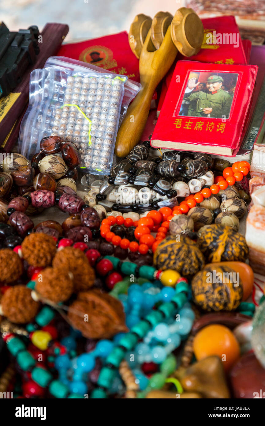 Yangshuo, China.  Perlen, Halsketten, kommunistische Partei Broschüren. Stockfoto