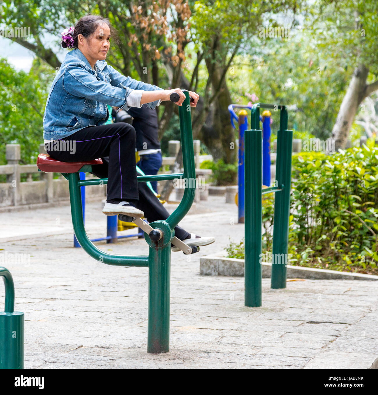 Yangshuo, China.  Woman Working Out auf öffentlichen Trainingsgeräten. Stockfoto