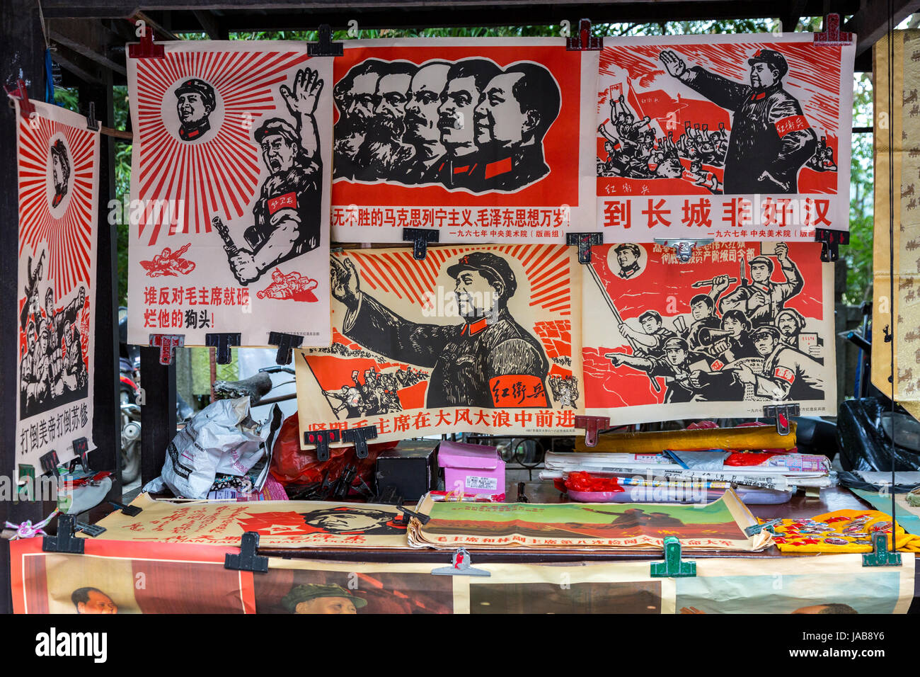 Yangshuo, China.  Bürgersteig Stand mit kommunistischen Partei Plakate. Stockfoto