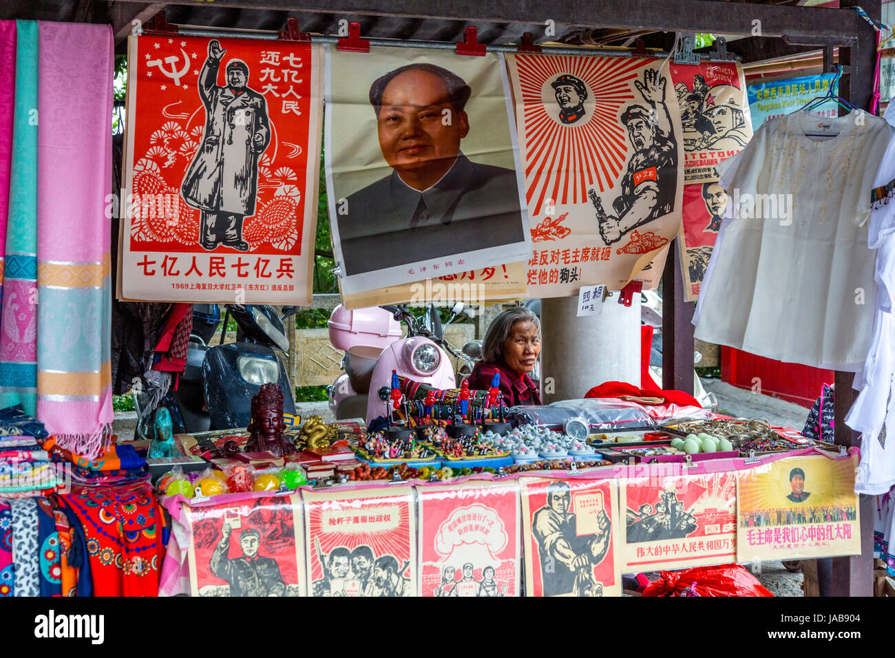 Yangshuo, China.  Bürgersteig Stand mit kommunistischen Partei Plakate. Stockfoto