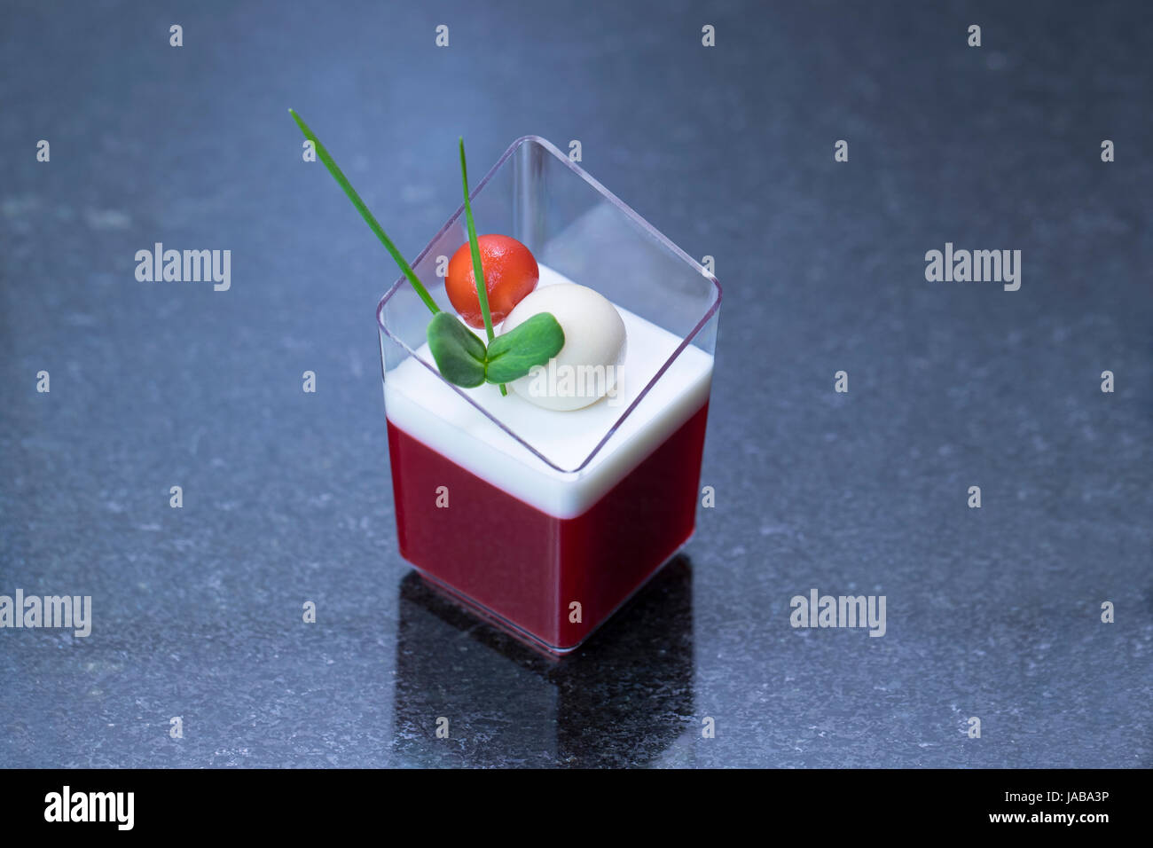 Molekulare Küche Speisen im Buffet Plastikgeschirr Stockfoto