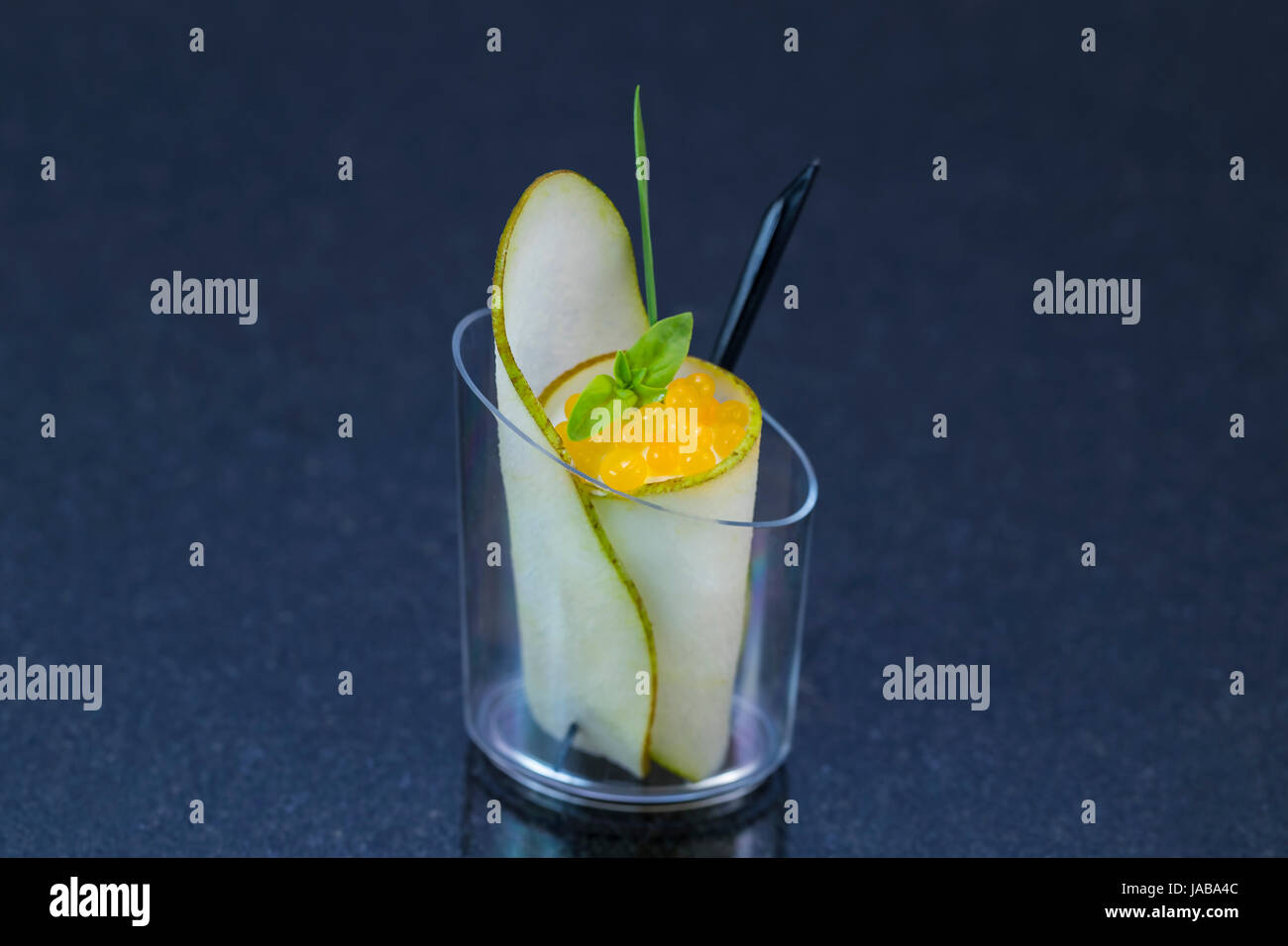 Molekulare Küche Speisen im Buffet Plastikgeschirr Stockfoto