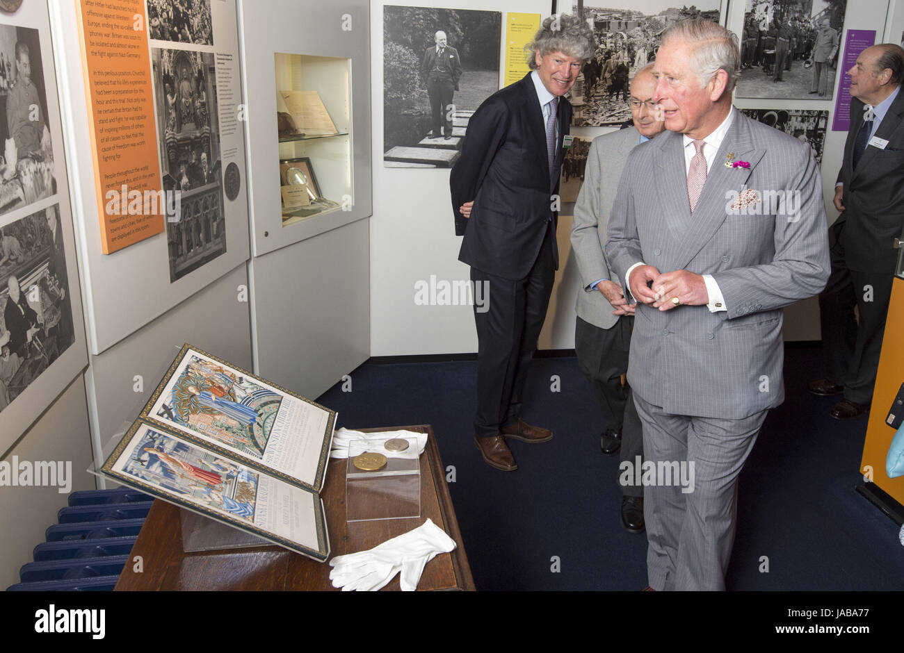 RETRANSMITTED Korrektur AWARD NAME The Prince Of Wales, Präsident von The National Trust, befasst sich mit Sir Winston Churchill Nobelpreis für Literatur ausgezeichnet, als er Chartwell House, Kent, der ehemalige Land Haus des Churchill besucht die Restaurierung unterzogen wurde. Stockfoto