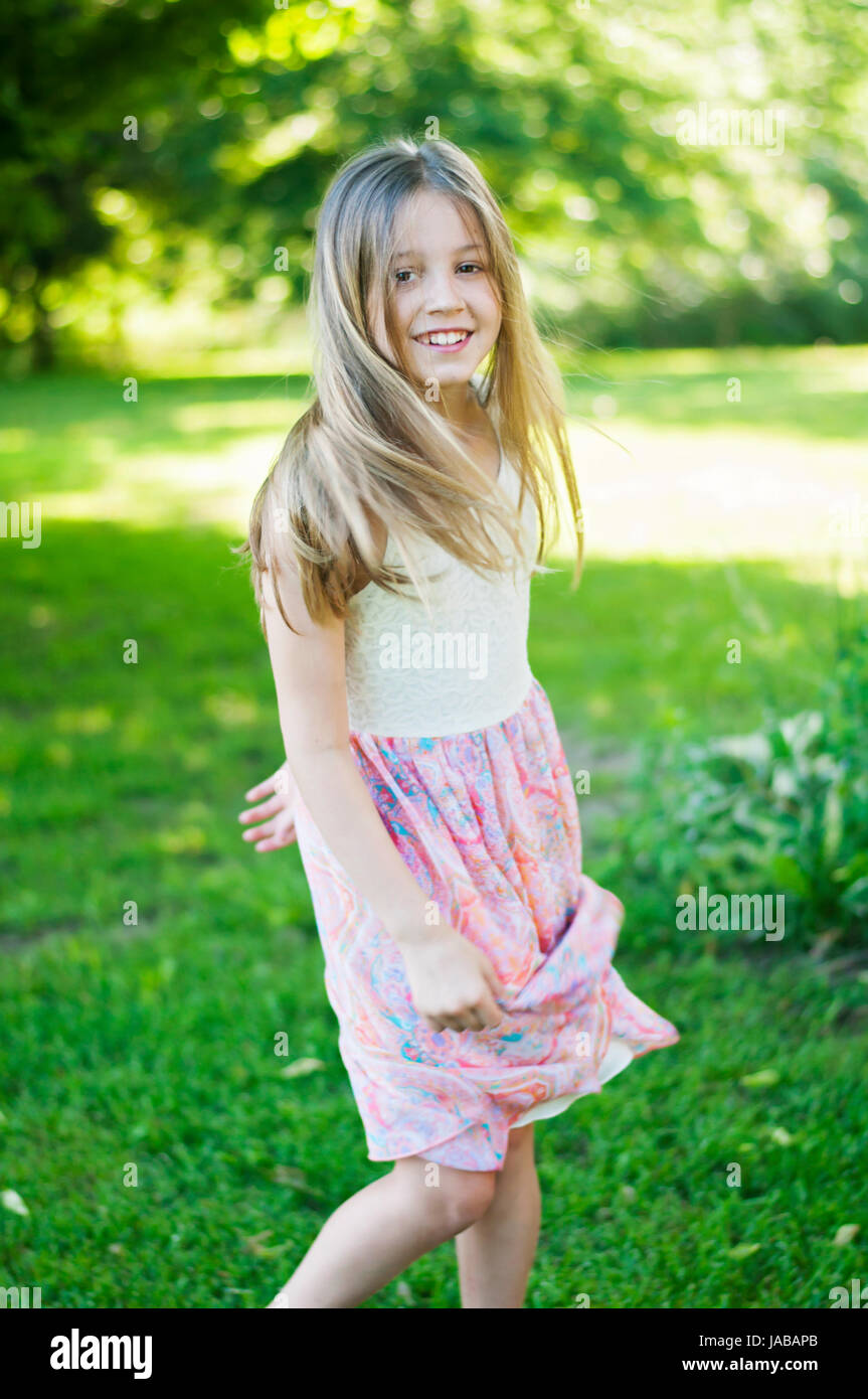 schönes Kind mit langen Haaren tragen Kleid Porträt Stockfoto