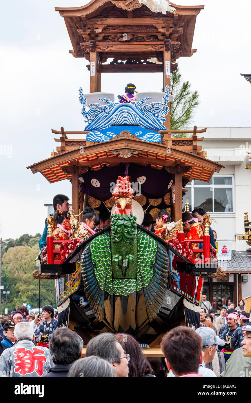 Inuyama Festival in Japan. Dashi float, aka Yama oder Yatai. Der Schwimmer ist wie ein cockral, Hahn geprägt. Von Menschen umgeben. Stockfoto