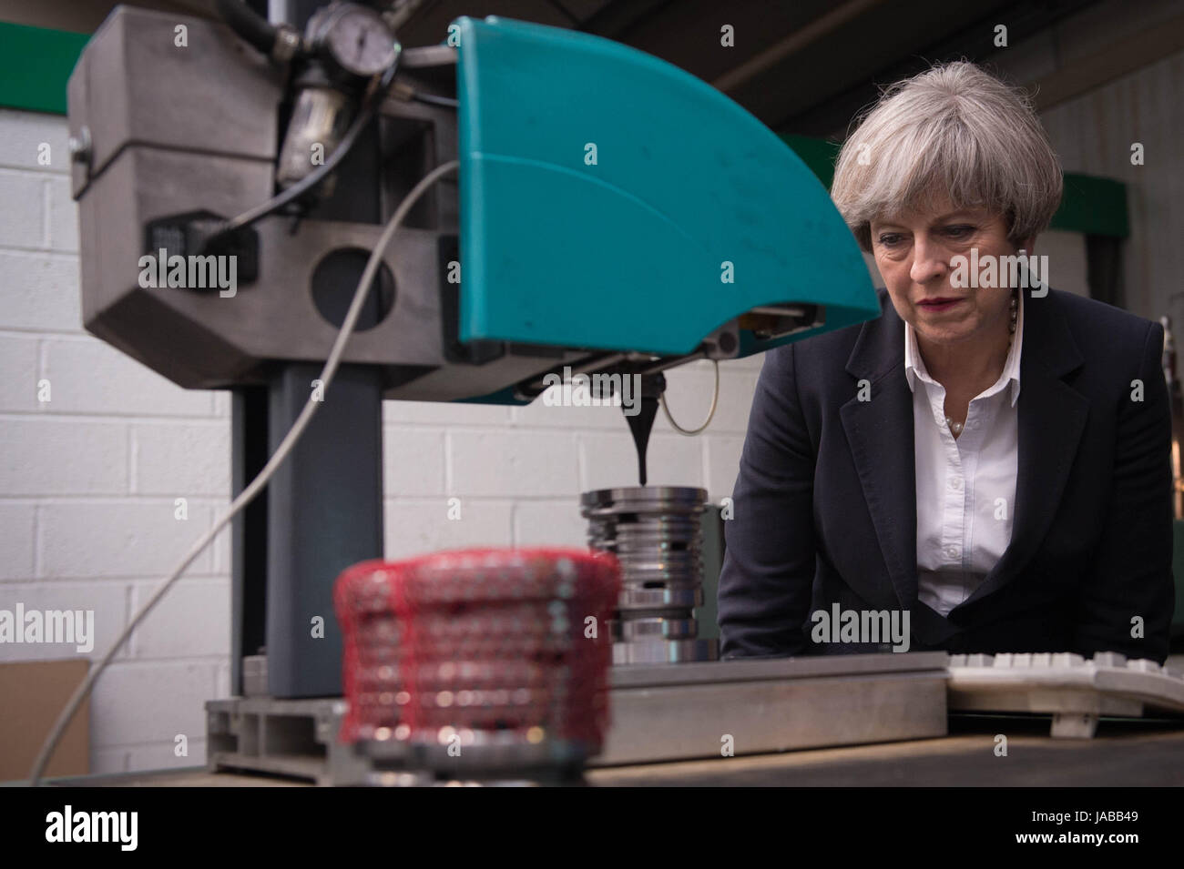 Premierminister Theresa May trifft Mitarbeiter und ist rund um Abtei-Tool &amp; Guage Ltd in Kelso, Berwickshire bei den allgemeinen Wahlen Wahlkampf gezeigt. Stockfoto