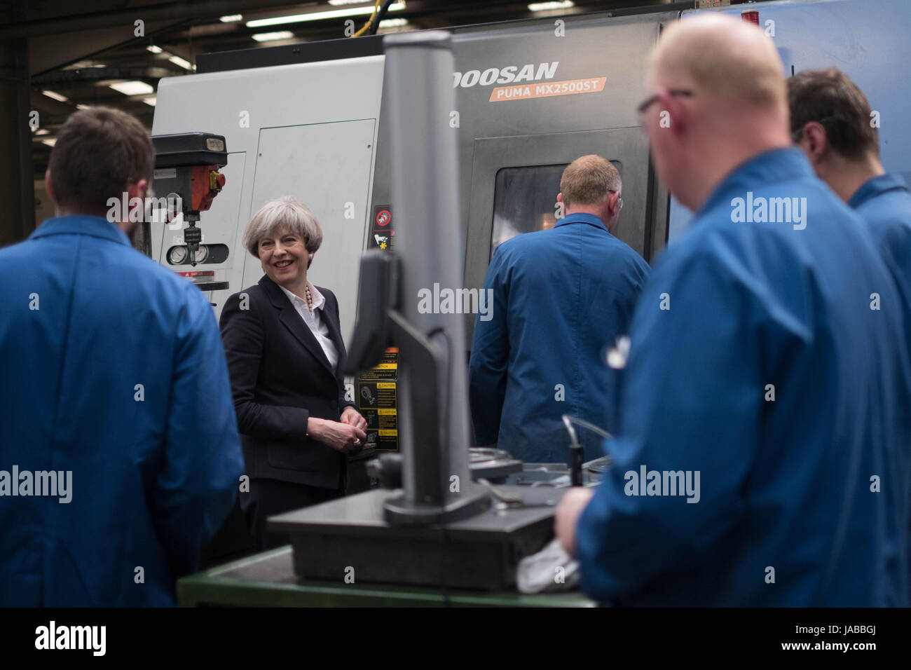 Premierministerin Theresa May trifft sich mit Mitarbeitern und wird während des Wahlkampfes um Abbey Tool & Guage Ltd in Kelso, Berwickshire, gezeigt. Stockfoto