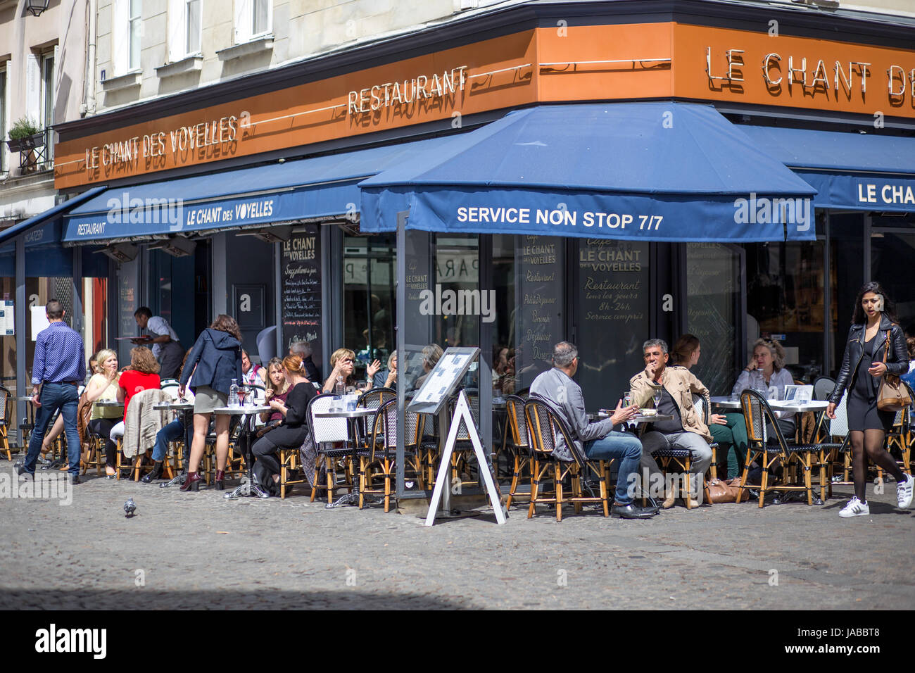 Straße mit Cafés und Bars in Paris Stockfoto