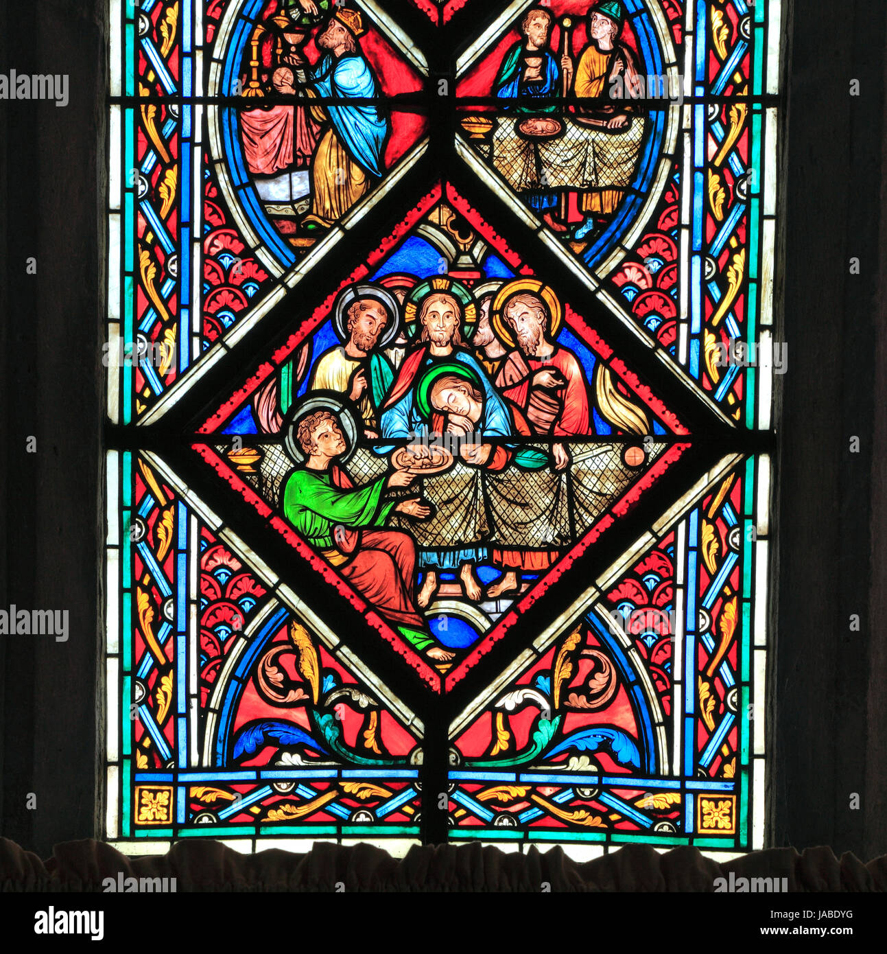 Das Fenster "Leidenschaft" Abendmahl, Johannes der Evangelist lehnt seinen Kopf in Richtung Jesus, Glasfenster von Didron von Paris, 1860, Feltwell, Norfol Stockfoto Das Fenster "Leidenschaft" Abendmahl, Johannes der Evangelist lehnt seinen Kopf in Richtung Jesus, Glasfenster von Didron von Paris, 1860, Feltwell, Norfol Stockfoto
