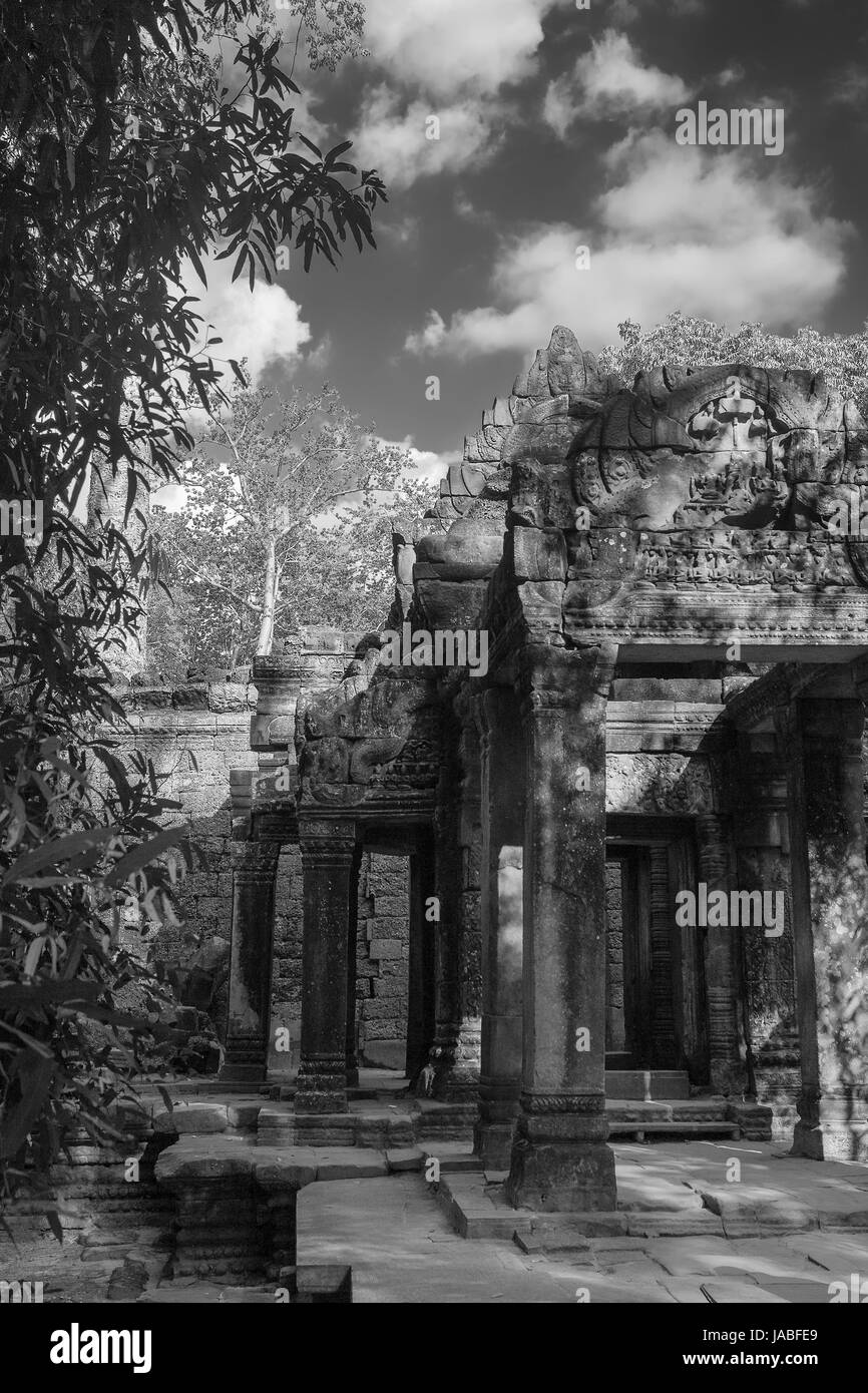 Die westlichen gopura zwischen dem vierten und fünften Gehäuse, Ta Prohm, Angkor, Siem Reap, Kambodscha: Schwarz und Weiss Stockfoto