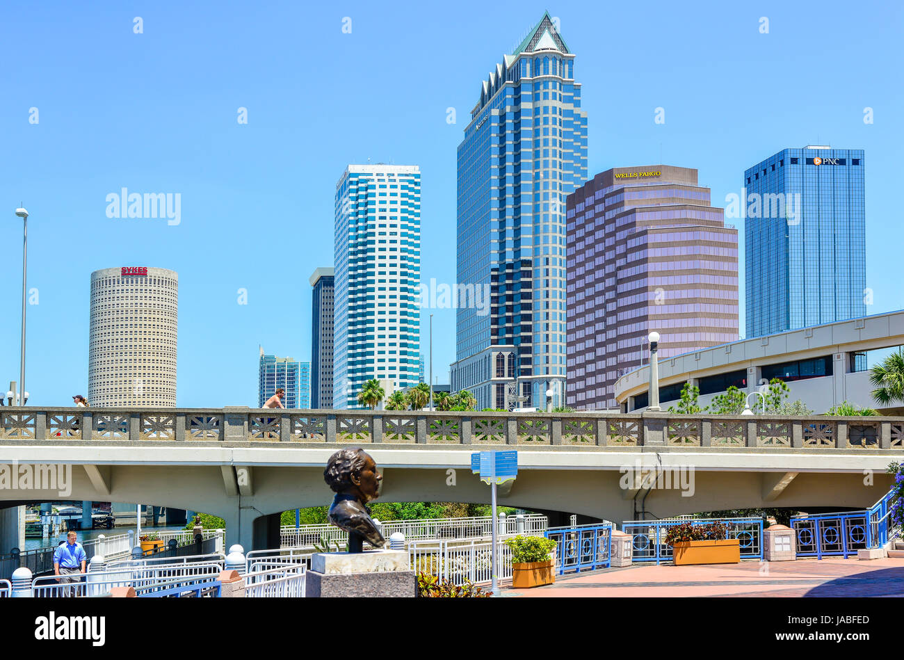 Beeindruckende Stadtbild von modernen Büro Hochhäuser aus Tampa Convention Center mit Blick auf die Platt-Brücke in der Innenstadt von Tampa, FL Stockfoto