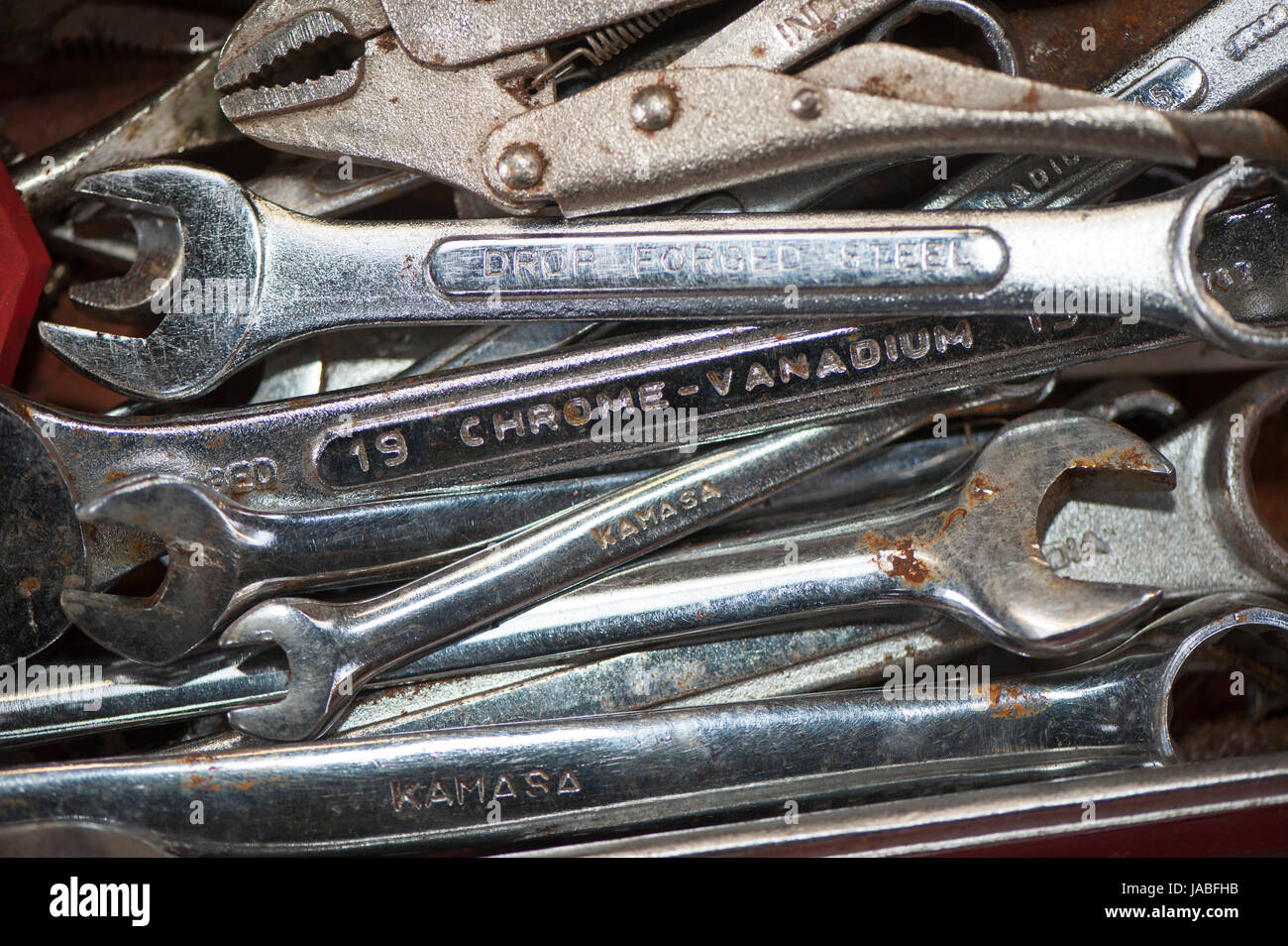 Tool-Box voll mit Schraubenschlüssel und andere Tools. Stockfoto