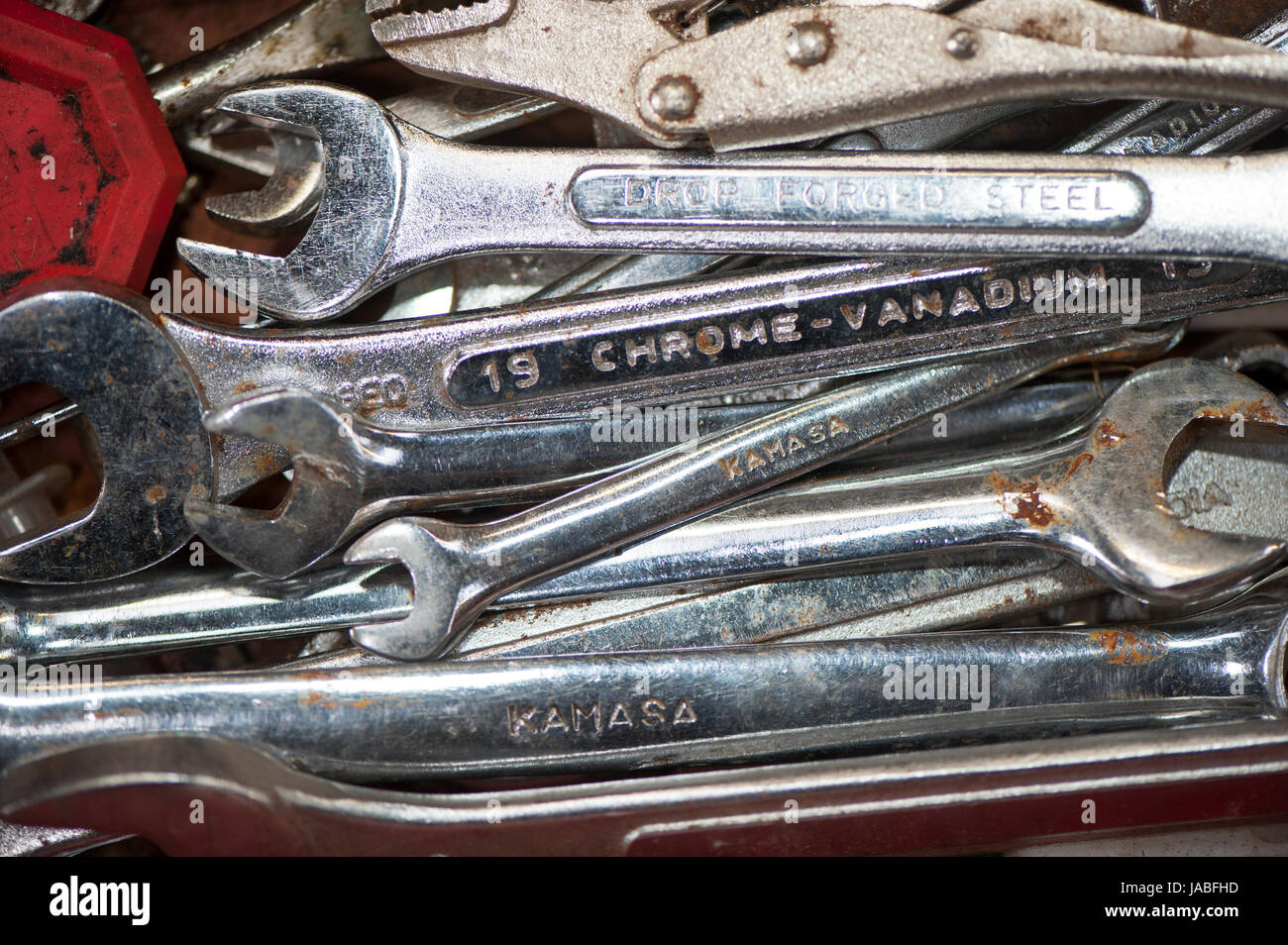 Tool-Box voll mit Schraubenschlüssel und andere Tools. Stockfoto
