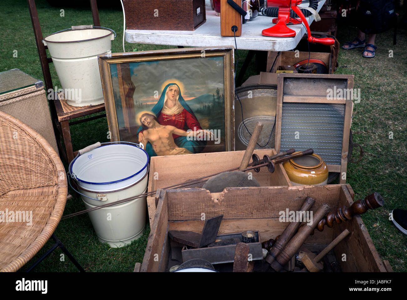 Eine eklektische Mischung von Elementen in einem Stall auf dem Wiesen-Festival, einschließlich verblasst, Schwerter und ein Gemälde von Maria und Jesus. Stockfoto