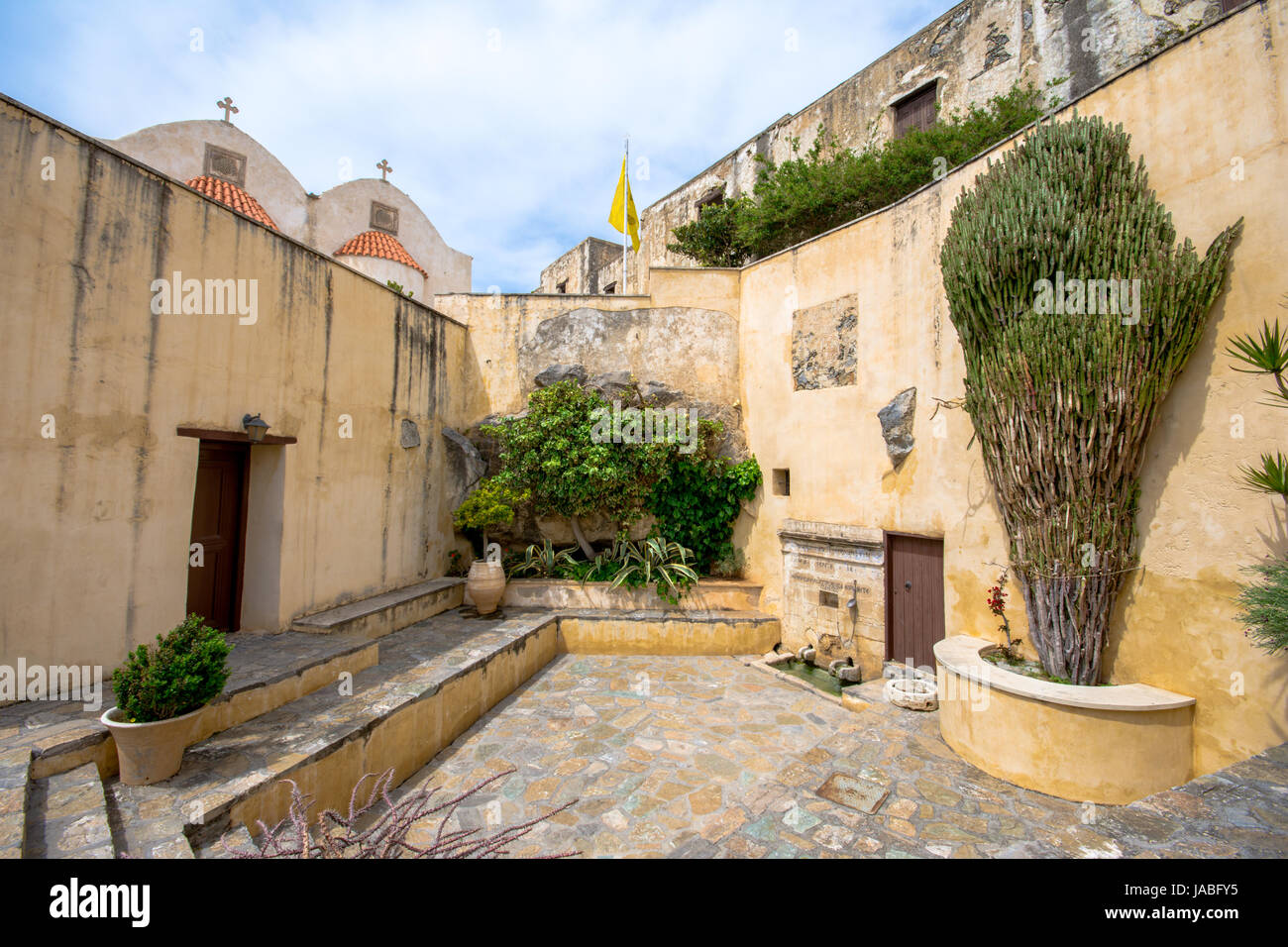 Preveli Kloster Innenhof mit der Kirche des Heiligen Johannes, Rethymno, Kreta, Griechenland. Stockfoto