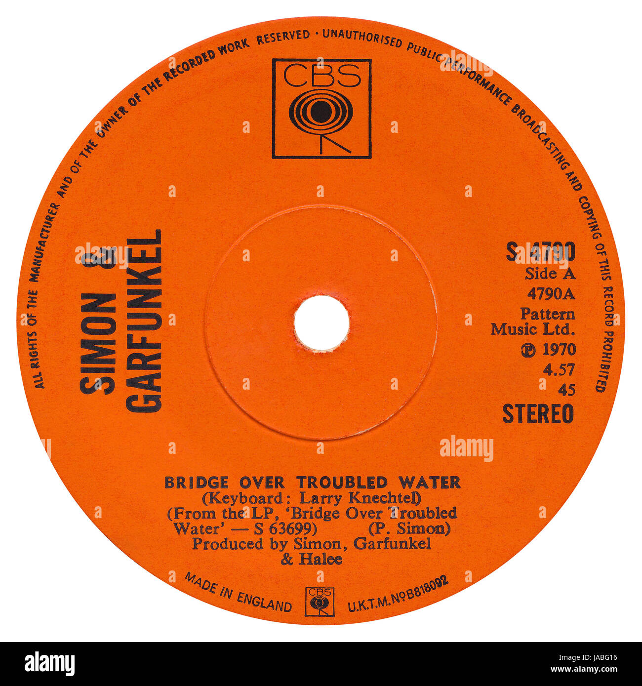 45 u/min 7' UK Plattenlabel von Bridge Over Troubled Water von Simon & Garfunkel in der CBS-Label vom Februar 1970. Stockfoto