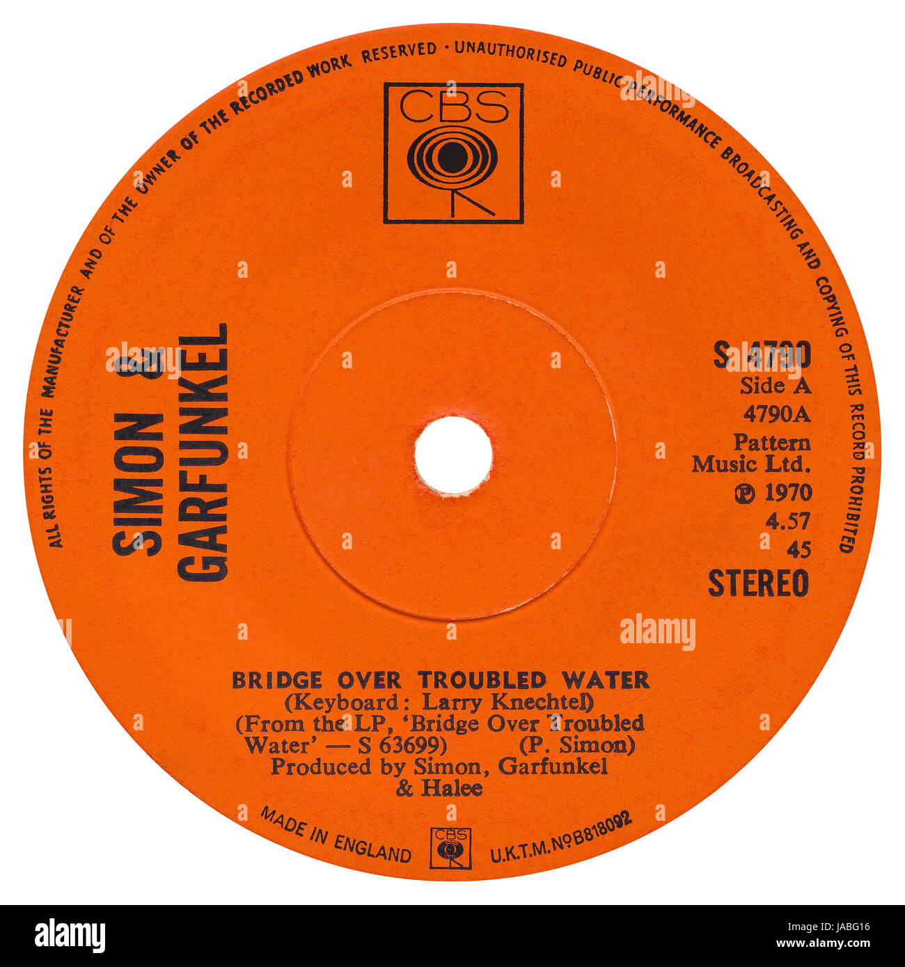 45 u/min 7' UK Plattenlabel von Bridge Over Troubled Water von Simon & Garfunkel in der CBS-Label vom Februar 1970. Stockfoto 45 u/min 7' UK Plattenlabel von Bridge Over Troubled Water von Simon & Garfunkel in der CBS-Label vom Februar 1970. Stockfoto