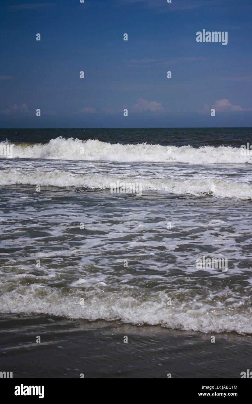 Wellen, die an einem Sommertag Stockfoto
